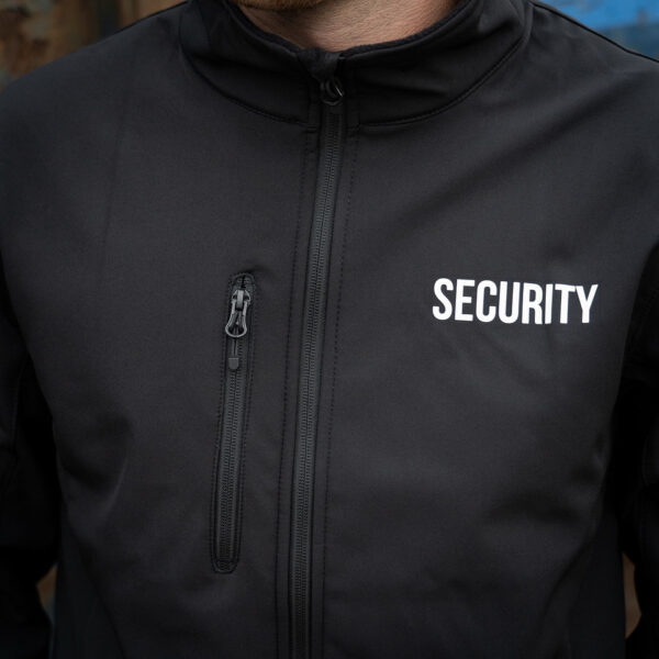 Softshell Jas Security10 De <strong>softshell jas Security</strong> biedt de perfecte balans tussen bescherming en comfort voor beveiligingspersoneel. Gemaakt van een mix van <strong>96% polyester</strong> en <strong>4% elastaan</strong>, is deze jas zowel waterafstotend als ademend, wat essentieel is tijdens lange diensten. Met het 'Security'-logo op de linkerborst en rug, straalt de jas autoriteit en professionaliteit uit. Het ademende materiaal zorgt voor comfort, terwijl de zachte fleecevoering extra warmte biedt zonder de bewegingsvrijheid te beperken.