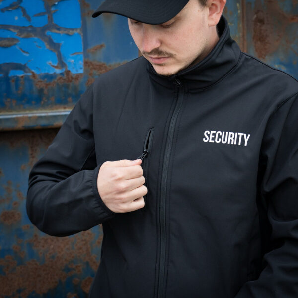 Softshell Jas Security11 De <strong>softshell jas Security</strong> biedt de perfecte balans tussen bescherming en comfort voor beveiligingspersoneel. Gemaakt van een mix van <strong>96% polyester</strong> en <strong>4% elastaan</strong>, is deze jas zowel waterafstotend als ademend, wat essentieel is tijdens lange diensten. Met het 'Security'-logo op de linkerborst en rug, straalt de jas autoriteit en professionaliteit uit. Het ademende materiaal zorgt voor comfort, terwijl de zachte fleecevoering extra warmte biedt zonder de bewegingsvrijheid te beperken.