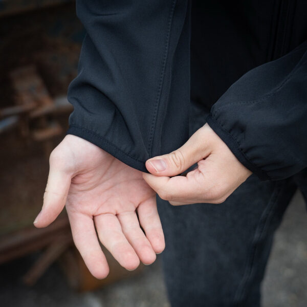 Softshell Jas Security15 De <strong>softshell jas Security</strong> biedt de perfecte balans tussen bescherming en comfort voor beveiligingspersoneel. Gemaakt van een mix van <strong>96% polyester</strong> en <strong>4% elastaan</strong>, is deze jas zowel waterafstotend als ademend, wat essentieel is tijdens lange diensten. Met het 'Security'-logo op de linkerborst en rug, straalt de jas autoriteit en professionaliteit uit. Het ademende materiaal zorgt voor comfort, terwijl de zachte fleecevoering extra warmte biedt zonder de bewegingsvrijheid te beperken.