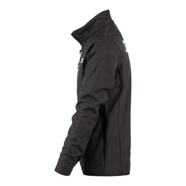 Softshell Jas Security2 De <strong>softshell jas Security</strong> biedt de perfecte balans tussen bescherming en comfort voor beveiligingspersoneel. Gemaakt van een mix van <strong>96% polyester</strong> en <strong>4% elastaan</strong>, is deze jas zowel waterafstotend als ademend, wat essentieel is tijdens lange diensten. Met het 'Security'-logo op de linkerborst en rug, straalt de jas autoriteit en professionaliteit uit. Het ademende materiaal zorgt voor comfort, terwijl de zachte fleecevoering extra warmte biedt zonder de bewegingsvrijheid te beperken.