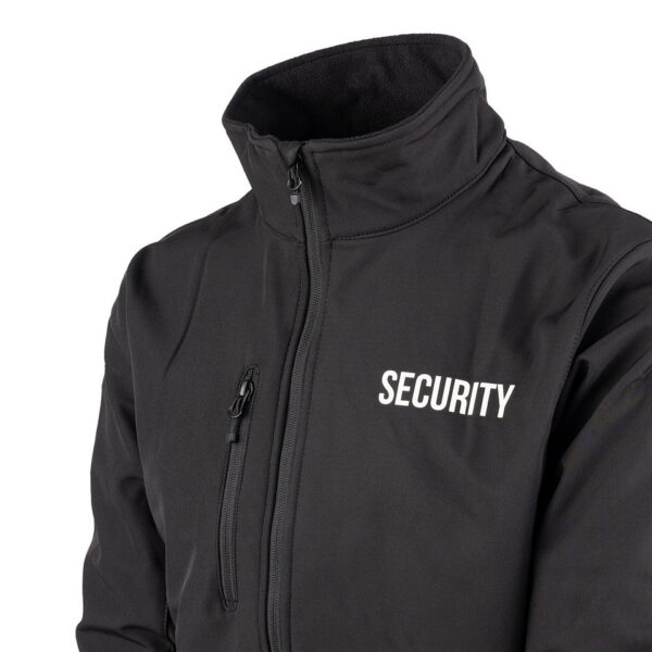 Softshell Jas Security4 De <strong>softshell jas Security</strong> biedt de perfecte balans tussen bescherming en comfort voor beveiligingspersoneel. Gemaakt van een mix van <strong>96% polyester</strong> en <strong>4% elastaan</strong>, is deze jas zowel waterafstotend als ademend, wat essentieel is tijdens lange diensten. Met het 'Security'-logo op de linkerborst en rug, straalt de jas autoriteit en professionaliteit uit. Het ademende materiaal zorgt voor comfort, terwijl de zachte fleecevoering extra warmte biedt zonder de bewegingsvrijheid te beperken.