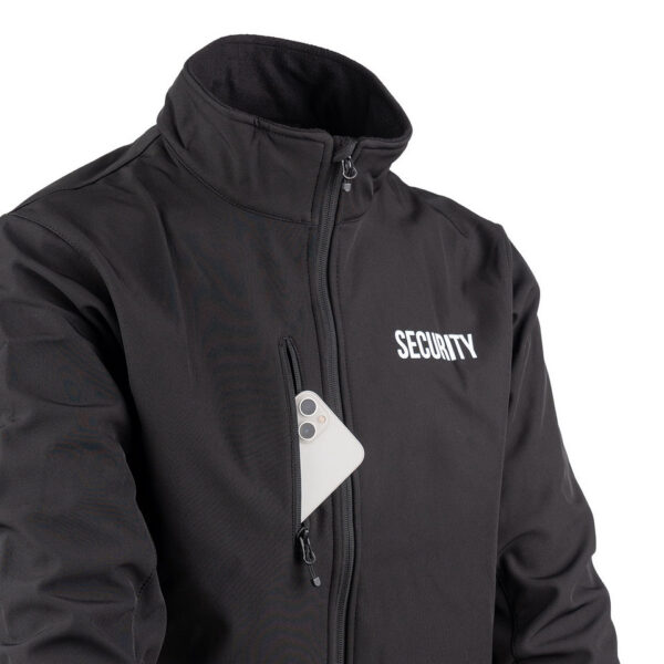 Softshell Jas Security5 De <strong>softshell jas Security</strong> biedt de perfecte balans tussen bescherming en comfort voor beveiligingspersoneel. Gemaakt van een mix van <strong>96% polyester</strong> en <strong>4% elastaan</strong>, is deze jas zowel waterafstotend als ademend, wat essentieel is tijdens lange diensten. Met het 'Security'-logo op de linkerborst en rug, straalt de jas autoriteit en professionaliteit uit. Het ademende materiaal zorgt voor comfort, terwijl de zachte fleecevoering extra warmte biedt zonder de bewegingsvrijheid te beperken.