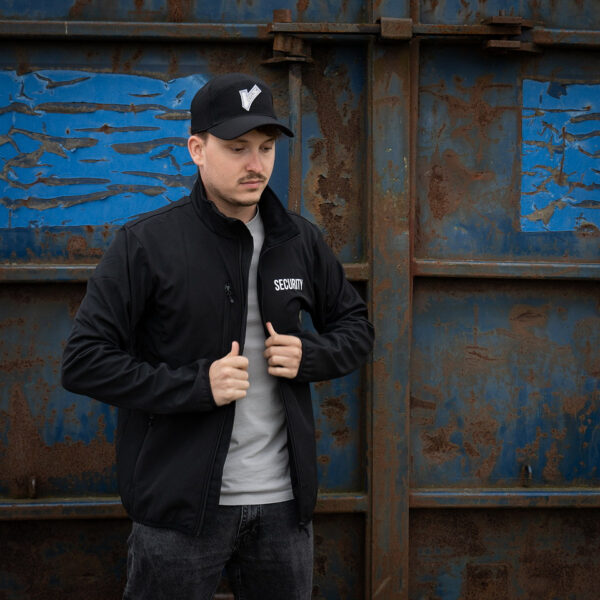 Softshell Jas Security7 De <strong>softshell jas Security</strong> biedt de perfecte balans tussen bescherming en comfort voor beveiligingspersoneel. Gemaakt van een mix van <strong>96% polyester</strong> en <strong>4% elastaan</strong>, is deze jas zowel waterafstotend als ademend, wat essentieel is tijdens lange diensten. Met het 'Security'-logo op de linkerborst en rug, straalt de jas autoriteit en professionaliteit uit. Het ademende materiaal zorgt voor comfort, terwijl de zachte fleecevoering extra warmte biedt zonder de bewegingsvrijheid te beperken.