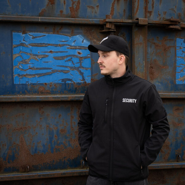 Softshell Jas Security9 De <strong>softshell jas Security</strong> biedt de perfecte balans tussen bescherming en comfort voor beveiligingspersoneel. Gemaakt van een mix van <strong>96% polyester</strong> en <strong>4% elastaan</strong>, is deze jas zowel waterafstotend als ademend, wat essentieel is tijdens lange diensten. Met het 'Security'-logo op de linkerborst en rug, straalt de jas autoriteit en professionaliteit uit. Het ademende materiaal zorgt voor comfort, terwijl de zachte fleecevoering extra warmte biedt zonder de bewegingsvrijheid te beperken.