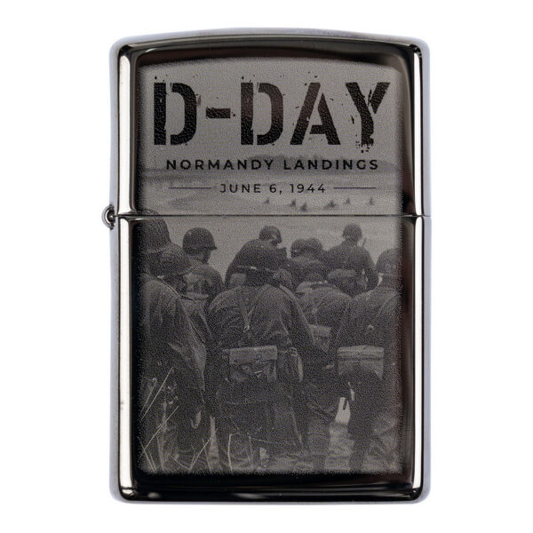 Zippo D Day Normandy landings De <strong>Zippo D-Day Normandy landings</strong> aansteker is een eerbetoon aan een van de meest bepalende momenten uit de geschiedenis: de D-Day landingen in Normandië op 6 juni 1944. Deze originele Zippo, vervaardigd in de USA, is zorgvuldig gegraveerd met de tekst "D-Day Normandy landings June 6, 1944", wat het een uniek en waardevol verzamelobject maakt.  
