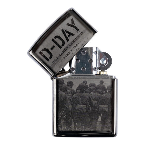 Zippo D Day Normandy landings1 De <strong>Zippo D-Day Normandy landings</strong> aansteker is een eerbetoon aan een van de meest bepalende momenten uit de geschiedenis: de D-Day landingen in Normandië op 6 juni 1944. Deze originele Zippo, vervaardigd in de USA, is zorgvuldig gegraveerd met de tekst "D-Day Normandy landings June 6, 1944", wat het een uniek en waardevol verzamelobject maakt.  