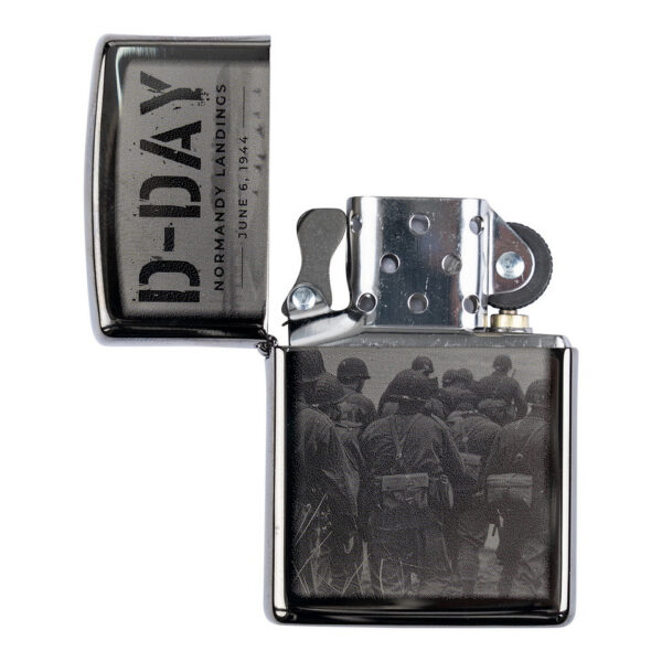 Zippo D Day Normandy landings2 De <strong>Zippo D-Day Normandy landings</strong> aansteker is een eerbetoon aan een van de meest bepalende momenten uit de geschiedenis: de D-Day landingen in Normandië op 6 juni 1944. Deze originele Zippo, vervaardigd in de USA, is zorgvuldig gegraveerd met de tekst "D-Day Normandy landings June 6, 1944", wat het een uniek en waardevol verzamelobject maakt.  