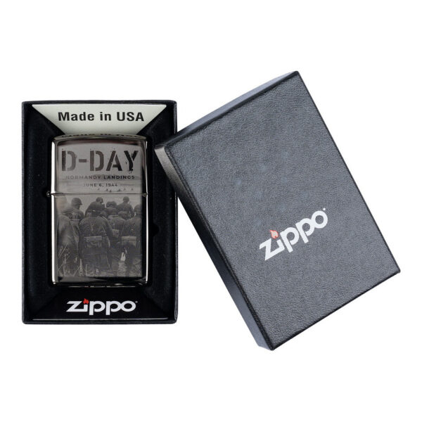 Zippo D Day Normandy landings3 De <strong>Zippo D-Day Normandy landings</strong> aansteker is een eerbetoon aan een van de meest bepalende momenten uit de geschiedenis: de D-Day landingen in Normandië op 6 juni 1944. Deze originele Zippo, vervaardigd in de USA, is zorgvuldig gegraveerd met de tekst "D-Day Normandy landings June 6, 1944", wat het een uniek en waardevol verzamelobject maakt.  