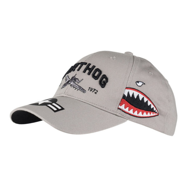 Baseball Cap A 10 Thunderbolt warthog De <strong>Baseball Cap A-10 Thunderbolt "Warthog"</strong> is een eerbetoon aan het legendarische gevechtsvliegtuig van de United States Air Force (USAF). De A-10 Thunderbolt, ook wel bekend als de "Warthog", is het enige vliegtuig dat speciaal is ontworpen voor luchtsteun op het slagveld. Dit robuuste toestel staat bekend om zijn indrukwekkende bewapening en vermogen om op lage hoogte te vliegen, ondanks zijn "ruwe" uiterlijk en lagere snelheid. Op de voorkant van de cap prijkt trots het woord 'Warthog', een bijnaam die het vliegtuig kreeg vanwege zijn unieke en functionele ontwerp.