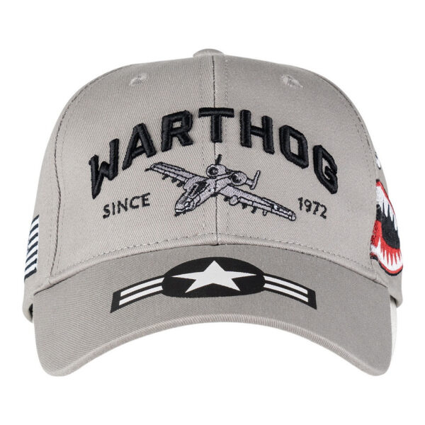 Baseball Cap A 10 Thunderbolt warthog1 De <strong>Baseball Cap A-10 Thunderbolt "Warthog"</strong> is een eerbetoon aan het legendarische gevechtsvliegtuig van de United States Air Force (USAF). De A-10 Thunderbolt, ook wel bekend als de "Warthog", is het enige vliegtuig dat speciaal is ontworpen voor luchtsteun op het slagveld. Dit robuuste toestel staat bekend om zijn indrukwekkende bewapening en vermogen om op lage hoogte te vliegen, ondanks zijn "ruwe" uiterlijk en lagere snelheid. Op de voorkant van de cap prijkt trots het woord 'Warthog', een bijnaam die het vliegtuig kreeg vanwege zijn unieke en functionele ontwerp.