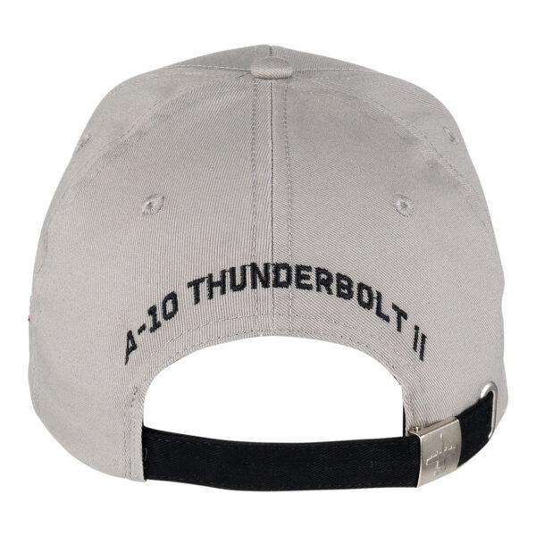 Baseball Cap A 10 Thunderbolt warthog2 De <strong>Baseball Cap A-10 Thunderbolt "Warthog"</strong> is een eerbetoon aan het legendarische gevechtsvliegtuig van de United States Air Force (USAF). De A-10 Thunderbolt, ook wel bekend als de "Warthog", is het enige vliegtuig dat speciaal is ontworpen voor luchtsteun op het slagveld. Dit robuuste toestel staat bekend om zijn indrukwekkende bewapening en vermogen om op lage hoogte te vliegen, ondanks zijn "ruwe" uiterlijk en lagere snelheid. Op de voorkant van de cap prijkt trots het woord 'Warthog', een bijnaam die het vliegtuig kreeg vanwege zijn unieke en functionele ontwerp.