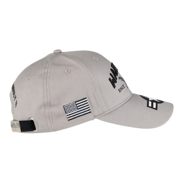 Baseball Cap A 10 Thunderbolt warthog3 De <strong>Baseball Cap A-10 Thunderbolt "Warthog"</strong> is een eerbetoon aan het legendarische gevechtsvliegtuig van de United States Air Force (USAF). De A-10 Thunderbolt, ook wel bekend als de "Warthog", is het enige vliegtuig dat speciaal is ontworpen voor luchtsteun op het slagveld. Dit robuuste toestel staat bekend om zijn indrukwekkende bewapening en vermogen om op lage hoogte te vliegen, ondanks zijn "ruwe" uiterlijk en lagere snelheid. Op de voorkant van de cap prijkt trots het woord 'Warthog', een bijnaam die het vliegtuig kreeg vanwege zijn unieke en functionele ontwerp.