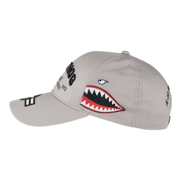 Baseball Cap A 10 Thunderbolt warthog4 De <strong>Baseball Cap A-10 Thunderbolt "Warthog"</strong> is een eerbetoon aan het legendarische gevechtsvliegtuig van de United States Air Force (USAF). De A-10 Thunderbolt, ook wel bekend als de "Warthog", is het enige vliegtuig dat speciaal is ontworpen voor luchtsteun op het slagveld. Dit robuuste toestel staat bekend om zijn indrukwekkende bewapening en vermogen om op lage hoogte te vliegen, ondanks zijn "ruwe" uiterlijk en lagere snelheid. Op de voorkant van de cap prijkt trots het woord 'Warthog', een bijnaam die het vliegtuig kreeg vanwege zijn unieke en functionele ontwerp.