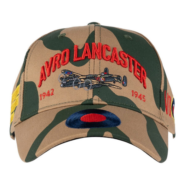 Baseball Cap AVRO Lancaster1 De <strong>Baseball Cap AVRO Lancaster</strong> is een eerbetoon aan een van de meest iconische bommenwerpers uit de geschiedenis. Op de voorkant van deze cap prijkt een <strong>embleem</strong> van de <strong>Lancaster</strong>, een viermotorige zware bommenwerper die met trots is gebouwd door <strong>AVRO</strong>. Deze cap is perfect voor liefhebbers van militaire luchtvaart en geschiedenis.