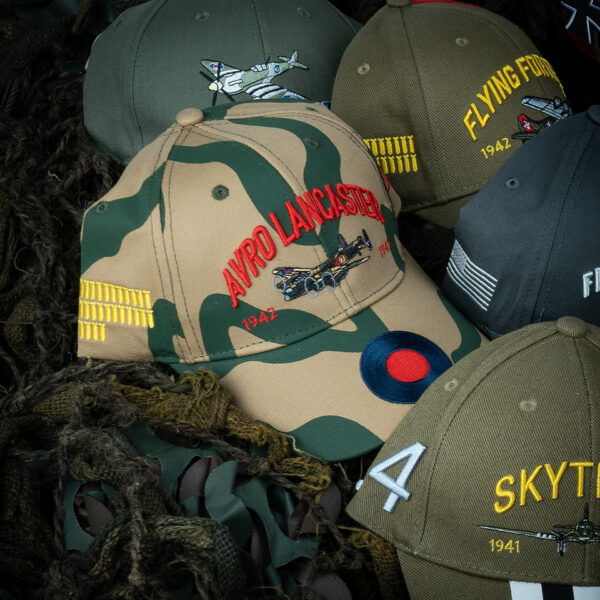 Baseball Cap AVRO Lancaster5 De <strong>Baseball Cap AVRO Lancaster</strong> is een eerbetoon aan een van de meest iconische bommenwerpers uit de geschiedenis. Op de voorkant van deze cap prijkt een <strong>embleem</strong> van de <strong>Lancaster</strong>, een viermotorige zware bommenwerper die met trots is gebouwd door <strong>AVRO</strong>. Deze cap is perfect voor liefhebbers van militaire luchtvaart en geschiedenis.