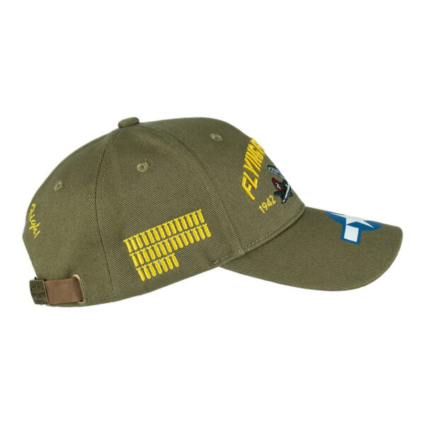 Baseball Cap B 17 Flying Fortress3 De <strong>Baseball Cap B-17 Flying Fortress</strong> is een must-have voor elke liefhebber van luchtvaartgeschiedenis. Deze cap is vervaardigd uit <strong>100% katoen</strong>, wat zorgt voor een comfortabele pasvorm en duurzaamheid. Op de cap staan unieke details die verband houden met de <strong>B-17 Flying Fortress</strong>, de beroemde Amerikaanse viermotorige bommenwerper die tijdens de <strong>Tweede Wereldoorlog</strong> grote bekendheid verwierf.