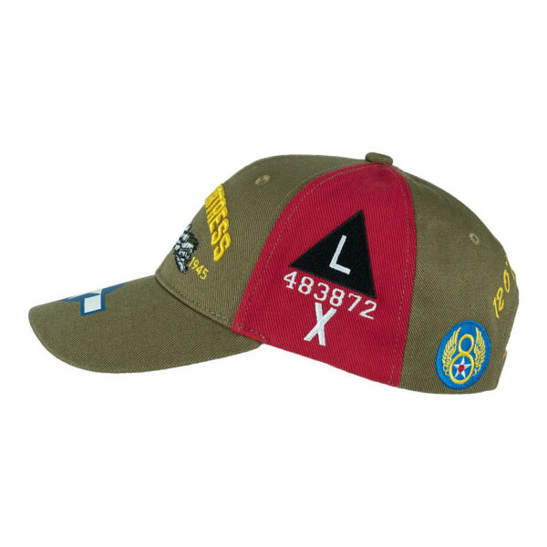 Baseball Cap B 17 Flying Fortress4 De <strong>Baseball Cap B-17 Flying Fortress</strong> is een must-have voor elke liefhebber van luchtvaartgeschiedenis. Deze cap is vervaardigd uit <strong>100% katoen</strong>, wat zorgt voor een comfortabele pasvorm en duurzaamheid. Op de cap staan unieke details die verband houden met de <strong>B-17 Flying Fortress</strong>, de beroemde Amerikaanse viermotorige bommenwerper die tijdens de <strong>Tweede Wereldoorlog</strong> grote bekendheid verwierf.