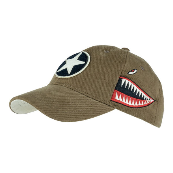 Baseball Cap Brushed P 40 curtiss De <strong>P-40 Curtiss Warhawk Baseball Cap</strong> is een stijlvol eerbetoon aan het legendarische gevechtsvliegtuig dat tijdens de <strong>Tweede Wereldoorlog</strong> bekend stond om zijn robuuste prestaties. De <strong>P-40 Curtiss Warhawk</strong> werd ingezet op verschillende fronten en speelde een cruciale rol in de luchtgevechten van die tijd. Deze pet is speciaal ontworpen voor liefhebbers van luchtvaartgeschiedenis en vintage accessoires. Het embleem van de Warhawk op de voorkant van de cap symboliseert de kracht en geschiedenis van dit iconische vliegtuig.