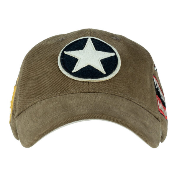 Baseball Cap Brushed P 40 curtiss1 De <strong>P-40 Curtiss Warhawk Baseball Cap</strong> is een stijlvol eerbetoon aan het legendarische gevechtsvliegtuig dat tijdens de <strong>Tweede Wereldoorlog</strong> bekend stond om zijn robuuste prestaties. De <strong>P-40 Curtiss Warhawk</strong> werd ingezet op verschillende fronten en speelde een cruciale rol in de luchtgevechten van die tijd. Deze pet is speciaal ontworpen voor liefhebbers van luchtvaartgeschiedenis en vintage accessoires. Het embleem van de Warhawk op de voorkant van de cap symboliseert de kracht en geschiedenis van dit iconische vliegtuig.