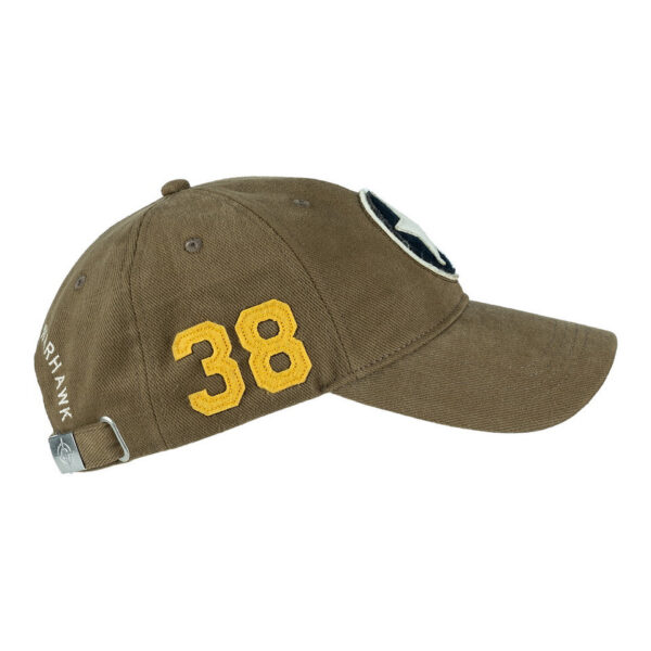 Baseball Cap Brushed P 40 curtiss3 De <strong>P-40 Curtiss Warhawk Baseball Cap</strong> is een stijlvol eerbetoon aan het legendarische gevechtsvliegtuig dat tijdens de <strong>Tweede Wereldoorlog</strong> bekend stond om zijn robuuste prestaties. De <strong>P-40 Curtiss Warhawk</strong> werd ingezet op verschillende fronten en speelde een cruciale rol in de luchtgevechten van die tijd. Deze pet is speciaal ontworpen voor liefhebbers van luchtvaartgeschiedenis en vintage accessoires. Het embleem van de Warhawk op de voorkant van de cap symboliseert de kracht en geschiedenis van dit iconische vliegtuig.