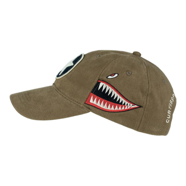 Baseball Cap Brushed P 40 curtiss4 De <strong>P-40 Curtiss Warhawk Baseball Cap</strong> is een stijlvol eerbetoon aan het legendarische gevechtsvliegtuig dat tijdens de <strong>Tweede Wereldoorlog</strong> bekend stond om zijn robuuste prestaties. De <strong>P-40 Curtiss Warhawk</strong> werd ingezet op verschillende fronten en speelde een cruciale rol in de luchtgevechten van die tijd. Deze pet is speciaal ontworpen voor liefhebbers van luchtvaartgeschiedenis en vintage accessoires. Het embleem van de Warhawk op de voorkant van de cap symboliseert de kracht en geschiedenis van dit iconische vliegtuig.