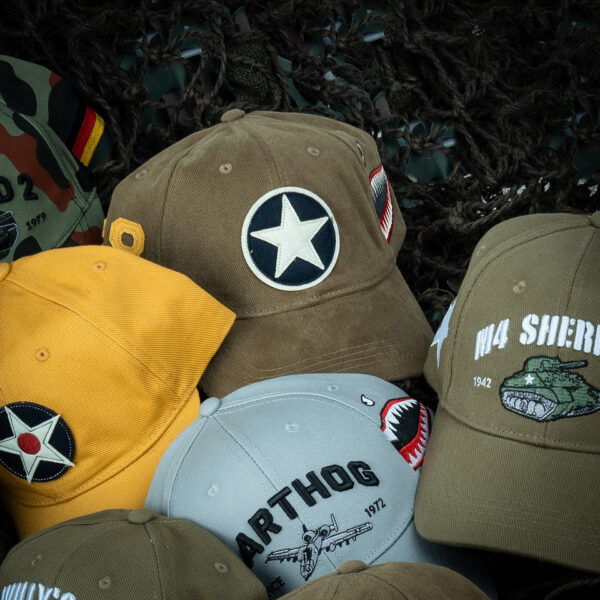 Baseball Cap Brushed P 40 curtiss5 De <strong>P-40 Curtiss Warhawk Baseball Cap</strong> is een stijlvol eerbetoon aan het legendarische gevechtsvliegtuig dat tijdens de <strong>Tweede Wereldoorlog</strong> bekend stond om zijn robuuste prestaties. De <strong>P-40 Curtiss Warhawk</strong> werd ingezet op verschillende fronten en speelde een cruciale rol in de luchtgevechten van die tijd. Deze pet is speciaal ontworpen voor liefhebbers van luchtvaartgeschiedenis en vintage accessoires. Het embleem van de Warhawk op de voorkant van de cap symboliseert de kracht en geschiedenis van dit iconische vliegtuig.