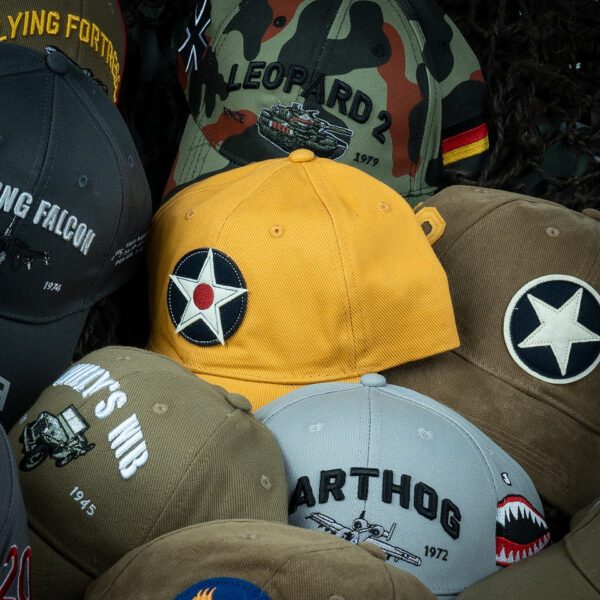 Baseball Cap Brushed USAAC3 De <strong>Baseball Cap Brushed USAAC</strong> is een eerbetoon aan het <strong>United States Army Air Corps (USAAC)</strong>, het luchtoorlogsonderdeel van het Amerikaanse leger tussen 1926 en 1941, dat uiteindelijk uitgroeide tot de huidige United States Air Force. Deze cap is perfect voor liefhebbers van militaire geschiedenis en luchtvaart. Het geborstelde materiaal zorgt voor een unieke, zachte afwerking, en het embleem op de voorkant symboliseert de rijke luchtvaartgeschiedenis van de VS.