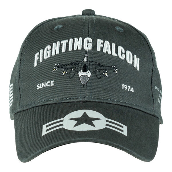 Baseball Cap F 16 Falcon1 Draag een stukje luchtvaartgeschiedenis met de <strong>Baseball Cap F-16 Falcon</strong>. Deze stijlvolle pet is voorzien van een embleem van de iconische F-16 Fighting Falcon op de voorkant, samen met de tekst 'Fighting Falcon'. De F-16 is een eenmotorige, multifunctionele straaljager die sinds 1974 wereldwijd in gebruik is bij luchtmachten, bekend om zijn geavanceerde technologie en indrukwekkende prestaties. Deze cap is perfect voor luchtvaartliefhebbers en iedereen die een passie heeft voor de luchtmacht.