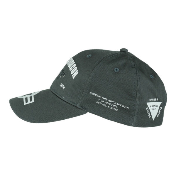 Baseball Cap F 16 Falcon4 Draag een stukje luchtvaartgeschiedenis met de <strong>Baseball Cap F-16 Falcon</strong>. Deze stijlvolle pet is voorzien van een embleem van de iconische F-16 Fighting Falcon op de voorkant, samen met de tekst 'Fighting Falcon'. De F-16 is een eenmotorige, multifunctionele straaljager die sinds 1974 wereldwijd in gebruik is bij luchtmachten, bekend om zijn geavanceerde technologie en indrukwekkende prestaties. Deze cap is perfect voor luchtvaartliefhebbers en iedereen die een passie heeft voor de luchtmacht.