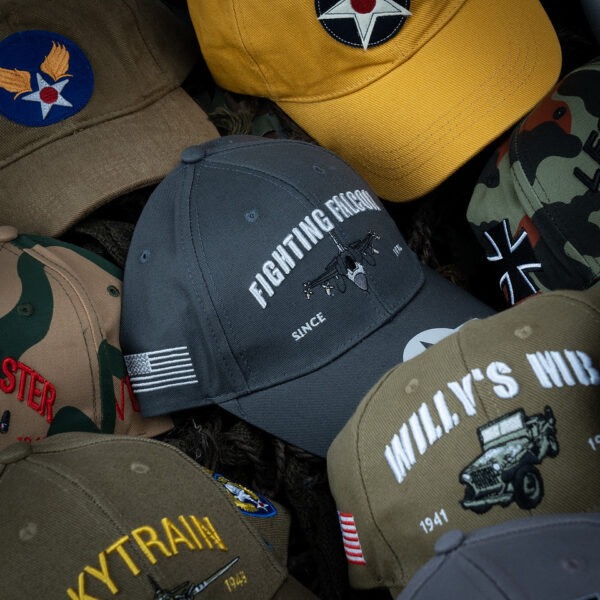 Baseball Cap F 16 Falcon5 Draag een stukje luchtvaartgeschiedenis met de <strong>Baseball Cap F-16 Falcon</strong>. Deze stijlvolle pet is voorzien van een embleem van de iconische F-16 Fighting Falcon op de voorkant, samen met de tekst 'Fighting Falcon'. De F-16 is een eenmotorige, multifunctionele straaljager die sinds 1974 wereldwijd in gebruik is bij luchtmachten, bekend om zijn geavanceerde technologie en indrukwekkende prestaties. Deze cap is perfect voor luchtvaartliefhebbers en iedereen die een passie heeft voor de luchtmacht.