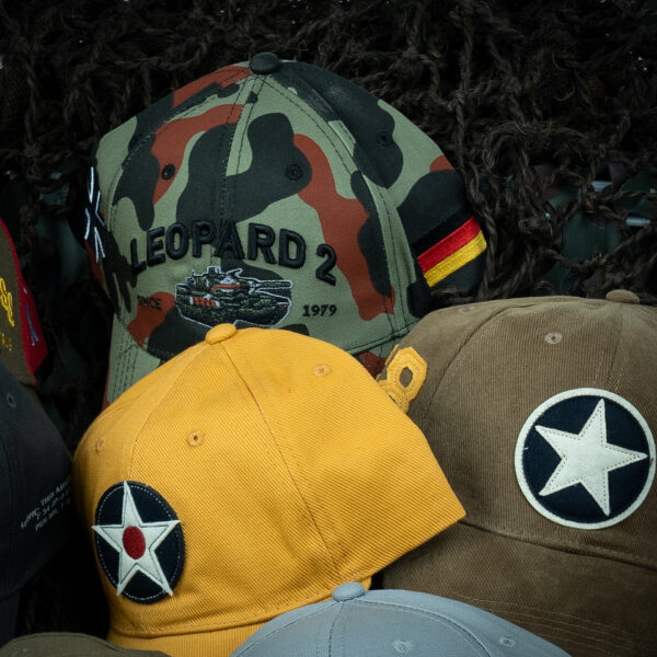 Baseball Cap Leopard 2 tank5 De <strong>Baseball Cap Leopard 2 tank</strong> is een must-have voor iedere tankliefhebber en militaire geschiedenisliefhebber. Deze cap is ontworpen als eerbetoon aan de <strong>Leopard 2</strong>, een gerenommeerde Duitse gevechtstank die in 1979 in gebruik werd genomen als opvolger van de originele Leopard tank.