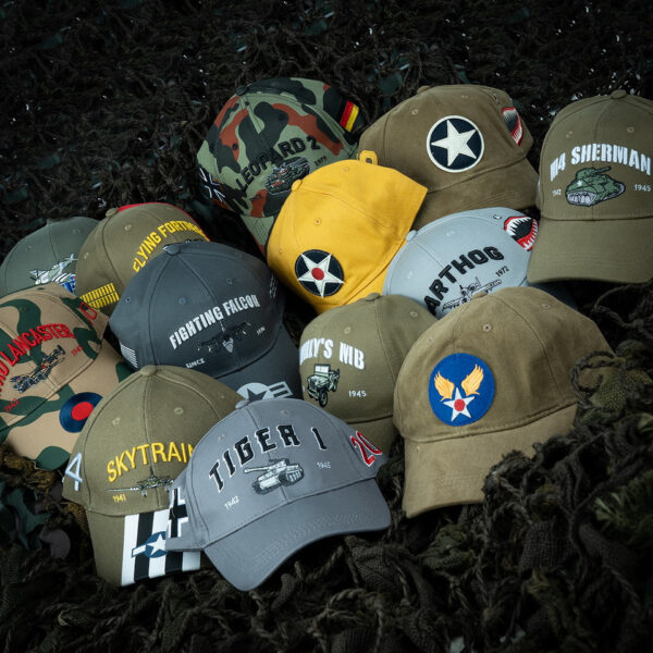 Baseball Cap Leopard 2 tank6 De <strong>Baseball Cap Leopard 2 tank</strong> is een must-have voor iedere tankliefhebber en militaire geschiedenisliefhebber. Deze cap is ontworpen als eerbetoon aan de <strong>Leopard 2</strong>, een gerenommeerde Duitse gevechtstank die in 1979 in gebruik werd genomen als opvolger van de originele Leopard tank.