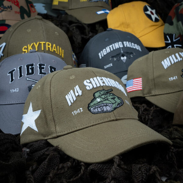 Baseball Cap M4 Sherman Tank5 De <strong>Baseball Cap M4 Sherman Tank</strong> is een eerbetoon aan de iconische tank die tijdens de Tweede Wereldoorlog een cruciale rol speelde. De M4 Sherman was het belangrijkste gepantserde voertuig dat door de Verenigde Staten werd ontwikkeld en gebouwd, en droeg bij aan de geallieerde overwinning. Op de voorzijde van de cap staat een opvallend embleem van de M4 Sherman, terwijl aan de zijkant een ster is afgebeeld, verwijzend naar de Amerikaanse militaire markeringen. Op de achterkant van de cap staat de tekst 'The American Legend', een passende herinnering aan de historische betekenis van deze tank.