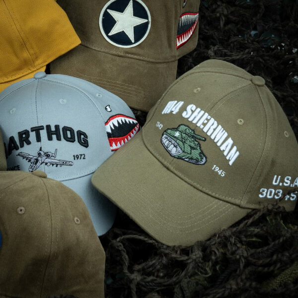 Baseball Cap M4 Sherman Tank7 De <strong>Baseball Cap M4 Sherman Tank</strong> is een eerbetoon aan de iconische tank die tijdens de Tweede Wereldoorlog een cruciale rol speelde. De M4 Sherman was het belangrijkste gepantserde voertuig dat door de Verenigde Staten werd ontwikkeld en gebouwd, en droeg bij aan de geallieerde overwinning. Op de voorzijde van de cap staat een opvallend embleem van de M4 Sherman, terwijl aan de zijkant een ster is afgebeeld, verwijzend naar de Amerikaanse militaire markeringen. Op de achterkant van de cap staat de tekst 'The American Legend', een passende herinnering aan de historische betekenis van deze tank.