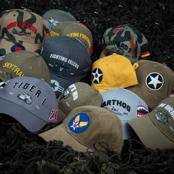 Baseball Cap Tiger Tank6 De <strong>Tiger 1 Tank Baseball Cap</strong> is een stijlvolle en historische cap die eer betoont aan de beruchte Duitse Tiger 1 tank, een van de meest gevreesde gevechtstanks tijdens de Tweede Wereldoorlog. Met zijn iconische ontwerp was de Tiger 1 tank bekend om zijn indrukwekkende bepantsering en vuurkracht. Deze cap is perfect voor liefhebbers van militaire geschiedenis en mensen die op zoek zijn naar een uniek accessoire dat stijl en geschiedenis combineert.