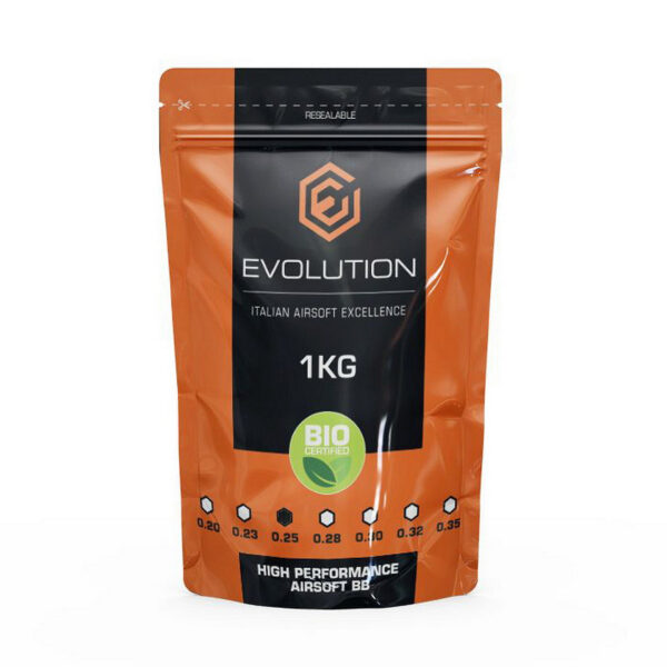 Evolution 025g High Performance BBs Bio 20 x 1kg doos De Evolution 0,25g High Performance Bio BBs zijn ontworpen voor airsoft-spelers die op zoek zijn naar een duurzaam en hoogwaardig product. Deze BBs, geleverd in een doos van 20x1kg, zijn gemaakt van biologisch afbreekbaar PLA-materiaal afkomstig van plantaardige bronnen, waardoor ze minder milieubelastend zijn. Gecertificeerd door het CSI-laboratorium van de IMQ-groep in Italië, bieden de BBs betrouwbare prestaties met een perfect glad oppervlak en precisie van 5,95 mm ±0,01 mm. Dankzij geavanceerde technologie zijn de BBs vrij van luchtbellen, wat zorgt voor betere nauwkeurigheid en snelheid, zelfs bij gebruik met hoogwaardige hop-up rubbers en precisievaten.