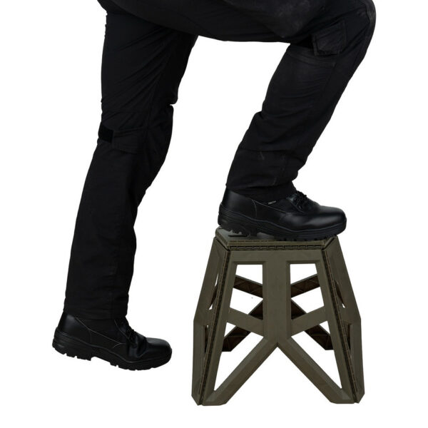 Opvouwbare outdoor kruk groot8 Maak kennis met onze <strong>grote opvouwbare outdoor kruk</strong>, de perfecte oplossing voor al je buitenactiviteiten en evenementen! Deze kruk is ontworpen met het oog op <strong>functionaliteit en comfort</strong>, waardoor hij ideaal is voor gebruik tijdens festivals, kamperen, vissen en andere buitenavonturen. Dankzij het handige handvat is deze kruk eenvoudig mee te nemen, zodat je hem altijd bij de hand hebt wanneer je een comfortabele zitplaats nodig hebt. Met een lichtgewicht ontwerp is de kruk niet alleen gemakkelijk te vervoeren, maar ook eenvoudig op te bergen. Wanneer de kruk is ingeklapt, heeft hij een hoogte van <strong>50 cm</strong> en een breedte van <strong>58 cm</strong>, waardoor hij compact genoeg is om in vrijwel elke ruimte te passen. Uitgeklapt biedt hij een zithoogte van <strong>39,5 cm</strong>, met een breedte van <strong>41 cm</strong> en een diepte van <strong>33 cm</strong>. Het zitoppervlak van <strong>29 cm x 20 cm</strong> biedt voldoende ruimte voor een comfortabele zitervaring. Met een maximale draagcapaciteit van <strong>100 kg</strong> is deze outdoor kruk stevig en betrouwbaar, waardoor je met een gerust hart kunt zitten, ongeacht de gelegenheid.