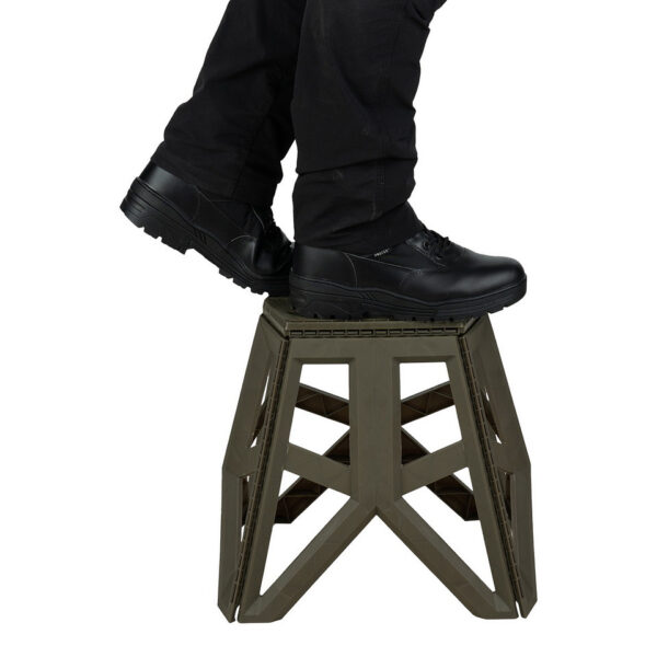 Opvouwbare outdoor kruk groot9 Maak kennis met onze <strong>grote opvouwbare outdoor kruk</strong>, de perfecte oplossing voor al je buitenactiviteiten en evenementen! Deze kruk is ontworpen met het oog op <strong>functionaliteit en comfort</strong>, waardoor hij ideaal is voor gebruik tijdens festivals, kamperen, vissen en andere buitenavonturen. Dankzij het handige handvat is deze kruk eenvoudig mee te nemen, zodat je hem altijd bij de hand hebt wanneer je een comfortabele zitplaats nodig hebt. Met een lichtgewicht ontwerp is de kruk niet alleen gemakkelijk te vervoeren, maar ook eenvoudig op te bergen. Wanneer de kruk is ingeklapt, heeft hij een hoogte van <strong>50 cm</strong> en een breedte van <strong>58 cm</strong>, waardoor hij compact genoeg is om in vrijwel elke ruimte te passen. Uitgeklapt biedt hij een zithoogte van <strong>39,5 cm</strong>, met een breedte van <strong>41 cm</strong> en een diepte van <strong>33 cm</strong>. Het zitoppervlak van <strong>29 cm x 20 cm</strong> biedt voldoende ruimte voor een comfortabele zitervaring. Met een maximale draagcapaciteit van <strong>100 kg</strong> is deze outdoor kruk stevig en betrouwbaar, waardoor je met een gerust hart kunt zitten, ongeacht de gelegenheid.