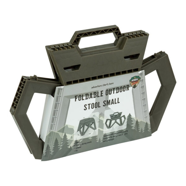 Opvouwbare outdoor kruk klein5 Ontdek onze <strong>handige opvouwbare outdoor kruk</strong>, de perfecte metgezel voor al je buitenavonturen! Of je nu gaat kamperen, vissen, picknicken of gewoon een dagje in de natuur doorbrengt, deze kruk biedt een comfortabele zitplek waar je ook gaat. Dankzij het slimme ontwerp is de kruk eenvoudig op te vouwen en mee te nemen, zodat je altijd een plek hebt om even uit te rusten. Met een gewicht van slechts <strong>740 gram</strong> is deze kruk lichtgewicht en gemakkelijk te vervoeren. Uitgevouwen heeft de kruk afmetingen van <strong>35 cm x 28 cm x 23,5 cm</strong>, wat zorgt voor een fijne zitervaring. Wanneer je de kruk opvouwt, heeft hij compacte afmetingen van <strong>49 cm x 33,5 cm x 6,5 cm</strong>, waardoor hij perfect past in je rugzak of koffer.