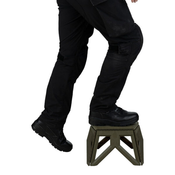 Opvouwbare outdoor kruk klein8 Ontdek onze <strong>handige opvouwbare outdoor kruk</strong>, de perfecte metgezel voor al je buitenavonturen! Of je nu gaat kamperen, vissen, picknicken of gewoon een dagje in de natuur doorbrengt, deze kruk biedt een comfortabele zitplek waar je ook gaat. Dankzij het slimme ontwerp is de kruk eenvoudig op te vouwen en mee te nemen, zodat je altijd een plek hebt om even uit te rusten. Met een gewicht van slechts <strong>740 gram</strong> is deze kruk lichtgewicht en gemakkelijk te vervoeren. Uitgevouwen heeft de kruk afmetingen van <strong>35 cm x 28 cm x 23,5 cm</strong>, wat zorgt voor een fijne zitervaring. Wanneer je de kruk opvouwt, heeft hij compacte afmetingen van <strong>49 cm x 33,5 cm x 6,5 cm</strong>, waardoor hij perfect past in je rugzak of koffer.