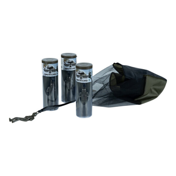 Paratrooper parachute De Paratrooper parachutist komt in een handige koker en biedt eindeloos speelplezier voor alle leeftijden. Gooi de parachutist de lucht in en zie hoe hij soepel naar beneden dwarrelt! Perfect voor buitenplezier, deze klassieker is geschikt voor kinderen vanaf 3 jaar.