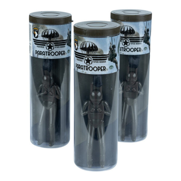 Paratrooper parachute1 De Paratrooper parachutist komt in een handige koker en biedt eindeloos speelplezier voor alle leeftijden. Gooi de parachutist de lucht in en zie hoe hij soepel naar beneden dwarrelt! Perfect voor buitenplezier, deze klassieker is geschikt voor kinderen vanaf 3 jaar.