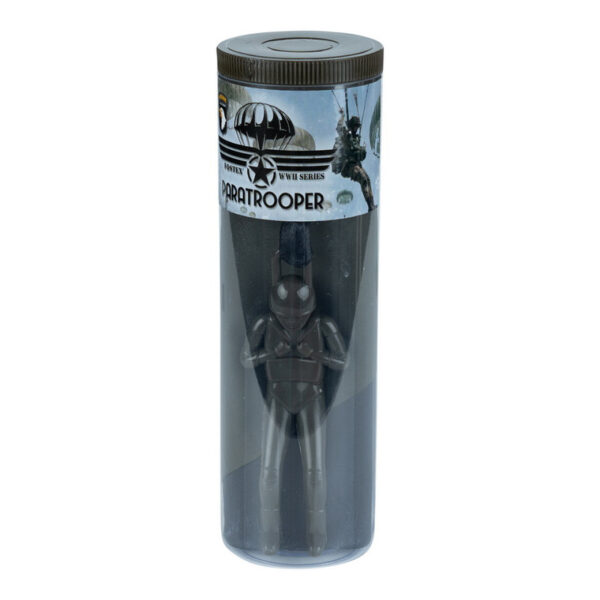 Paratrooper parachute2 De Paratrooper parachutist komt in een handige koker en biedt eindeloos speelplezier voor alle leeftijden. Gooi de parachutist de lucht in en zie hoe hij soepel naar beneden dwarrelt! Perfect voor buitenplezier, deze klassieker is geschikt voor kinderen vanaf 3 jaar.