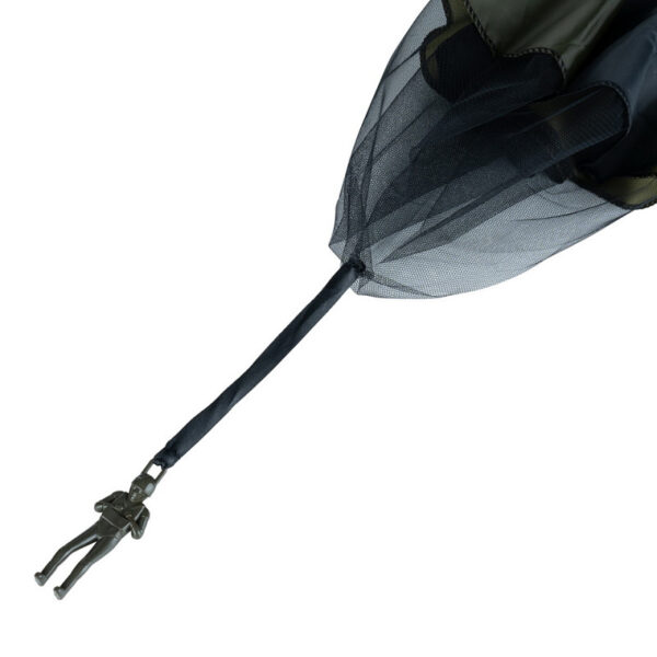 Paratrooper parachute3 De Paratrooper parachutist komt in een handige koker en biedt eindeloos speelplezier voor alle leeftijden. Gooi de parachutist de lucht in en zie hoe hij soepel naar beneden dwarrelt! Perfect voor buitenplezier, deze klassieker is geschikt voor kinderen vanaf 3 jaar.