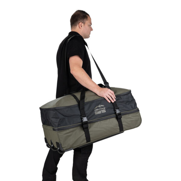 TF 2215 Waterproof Commander Pro Trolley Bag11 De <strong>TF-2215 Waterproof Commander Pro Trolley Bag</strong> is speciaal ontworpen voor reizigers en outdoorliefhebbers die robuuste en betrouwbare uitrusting nodig hebben. Deze <strong>100-liter trolleytas</strong> biedt een ruime en goed georganiseerde opbergruimte, met dubbele compartimenten voor eenvoudige scheiding van uitrusting en kleding. Het duurzame <strong>500D PVC-materiaal</strong> zorgt ervoor dat de tas waterdicht is, waardoor je spullen beschermd blijven tegen regen en vochtige omstandigheden. De trolley is uitgerust met <strong>3 sterke wielen</strong> en een verstevigde bodem voor optimale stabiliteit en gemakkelijk transport, zelfs in ruigere omgevingen.