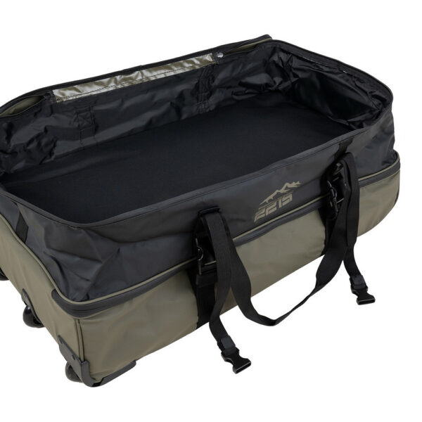 TF 2215 Waterproof Commander Pro Trolley Bag13 De <strong>TF-2215 Waterproof Commander Pro Trolley Bag</strong> is speciaal ontworpen voor reizigers en outdoorliefhebbers die robuuste en betrouwbare uitrusting nodig hebben. Deze <strong>100-liter trolleytas</strong> biedt een ruime en goed georganiseerde opbergruimte, met dubbele compartimenten voor eenvoudige scheiding van uitrusting en kleding. Het duurzame <strong>500D PVC-materiaal</strong> zorgt ervoor dat de tas waterdicht is, waardoor je spullen beschermd blijven tegen regen en vochtige omstandigheden. De trolley is uitgerust met <strong>3 sterke wielen</strong> en een verstevigde bodem voor optimale stabiliteit en gemakkelijk transport, zelfs in ruigere omgevingen.