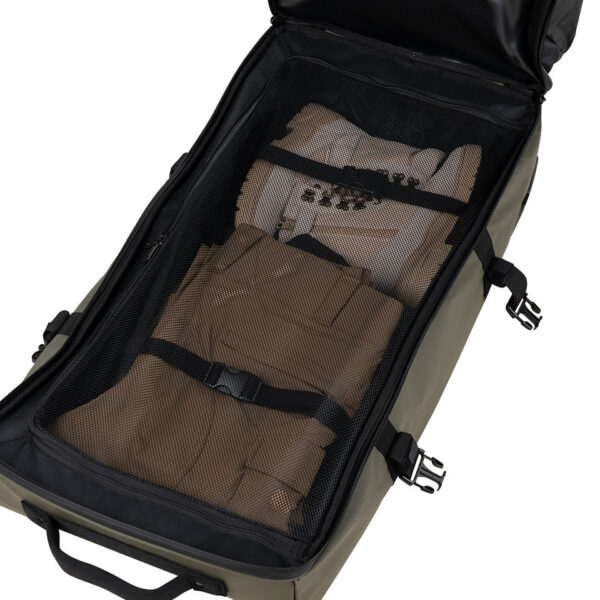 TF 2215 Waterproof Commander Pro Trolley Bag15 De <strong>TF-2215 Waterproof Commander Pro Trolley Bag</strong> is speciaal ontworpen voor reizigers en outdoorliefhebbers die robuuste en betrouwbare uitrusting nodig hebben. Deze <strong>100-liter trolleytas</strong> biedt een ruime en goed georganiseerde opbergruimte, met dubbele compartimenten voor eenvoudige scheiding van uitrusting en kleding. Het duurzame <strong>500D PVC-materiaal</strong> zorgt ervoor dat de tas waterdicht is, waardoor je spullen beschermd blijven tegen regen en vochtige omstandigheden. De trolley is uitgerust met <strong>3 sterke wielen</strong> en een verstevigde bodem voor optimale stabiliteit en gemakkelijk transport, zelfs in ruigere omgevingen.