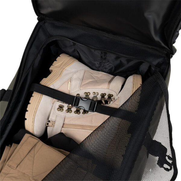 TF 2215 Waterproof Commander Pro Trolley Bag16 De <strong>TF-2215 Waterproof Commander Pro Trolley Bag</strong> is speciaal ontworpen voor reizigers en outdoorliefhebbers die robuuste en betrouwbare uitrusting nodig hebben. Deze <strong>100-liter trolleytas</strong> biedt een ruime en goed georganiseerde opbergruimte, met dubbele compartimenten voor eenvoudige scheiding van uitrusting en kleding. Het duurzame <strong>500D PVC-materiaal</strong> zorgt ervoor dat de tas waterdicht is, waardoor je spullen beschermd blijven tegen regen en vochtige omstandigheden. De trolley is uitgerust met <strong>3 sterke wielen</strong> en een verstevigde bodem voor optimale stabiliteit en gemakkelijk transport, zelfs in ruigere omgevingen.