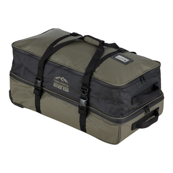 TF 2215 Waterproof Commander Pro Trolley Bag2 De <strong>TF-2215 Waterproof Commander Pro Trolley Bag</strong> is speciaal ontworpen voor reizigers en outdoorliefhebbers die robuuste en betrouwbare uitrusting nodig hebben. Deze <strong>100-liter trolleytas</strong> biedt een ruime en goed georganiseerde opbergruimte, met dubbele compartimenten voor eenvoudige scheiding van uitrusting en kleding. Het duurzame <strong>500D PVC-materiaal</strong> zorgt ervoor dat de tas waterdicht is, waardoor je spullen beschermd blijven tegen regen en vochtige omstandigheden. De trolley is uitgerust met <strong>3 sterke wielen</strong> en een verstevigde bodem voor optimale stabiliteit en gemakkelijk transport, zelfs in ruigere omgevingen.