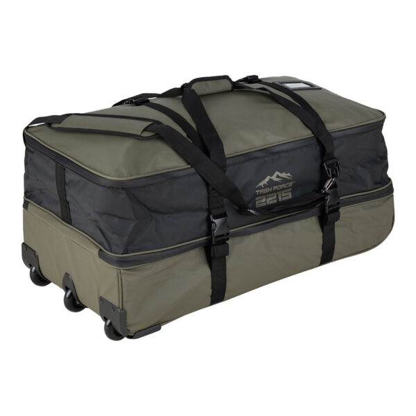 TF 2215 Waterproof Commander Pro Trolley Bag4 De <strong>TF-2215 Waterproof Commander Pro Trolley Bag</strong> is speciaal ontworpen voor reizigers en outdoorliefhebbers die robuuste en betrouwbare uitrusting nodig hebben. Deze <strong>100-liter trolleytas</strong> biedt een ruime en goed georganiseerde opbergruimte, met dubbele compartimenten voor eenvoudige scheiding van uitrusting en kleding. Het duurzame <strong>500D PVC-materiaal</strong> zorgt ervoor dat de tas waterdicht is, waardoor je spullen beschermd blijven tegen regen en vochtige omstandigheden. De trolley is uitgerust met <strong>3 sterke wielen</strong> en een verstevigde bodem voor optimale stabiliteit en gemakkelijk transport, zelfs in ruigere omgevingen.